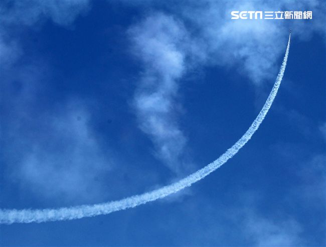 107空軍國防知性之旅營區開放台東志航基地登場，雷虎小組特技表演壓軸搭配彩色煙霧將藍天為畫布，呈現不同精采的畫面。（記者邱榮吉/台東拍攝）