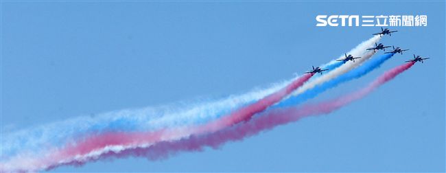 107空軍國防知性之旅營區開放台東志航基地登場，雷虎小組特技表演壓軸搭配彩色煙霧將藍天為畫布，呈現不同精采的畫面。（記者邱榮吉/台東拍攝）