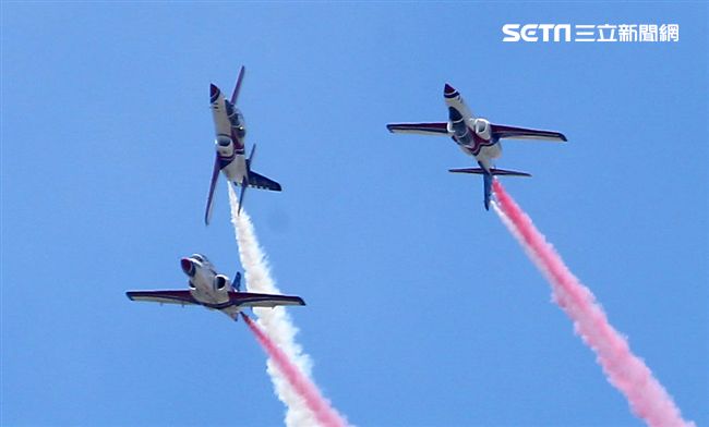 107空軍國防知性之旅營區開放台東志航基地登場，雷虎小組特技表演壓軸搭配彩色煙霧將藍天為畫布，呈現不同精采的畫面。（記者邱榮吉/台東拍攝）