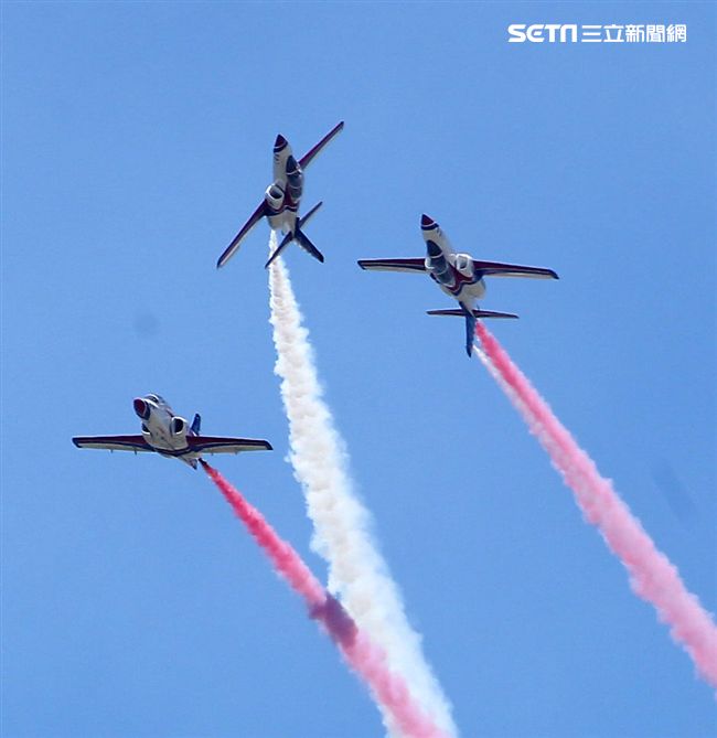 107空軍國防知性之旅營區開放台東志航基地登場，雷虎小組特技表演壓軸搭配彩色煙霧將藍天為畫布，呈現不同精采的畫面。（記者邱榮吉/台東拍攝）