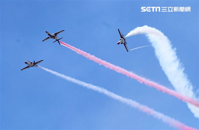 107空軍國防知性之旅營區開放台東志航基地登場，雷虎小組特技表演壓軸搭配彩色煙霧將藍天為畫布，呈現不同精采的畫面。（記者邱榮吉/台東拍攝）
