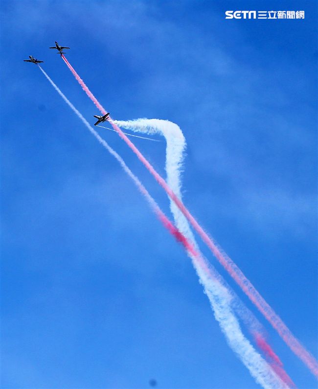 107空軍國防知性之旅營區開放台東志航基地登場，雷虎小組特技表演壓軸搭配彩色煙霧將藍天為畫布，呈現不同精采的畫面。（記者邱榮吉/台東拍攝）
