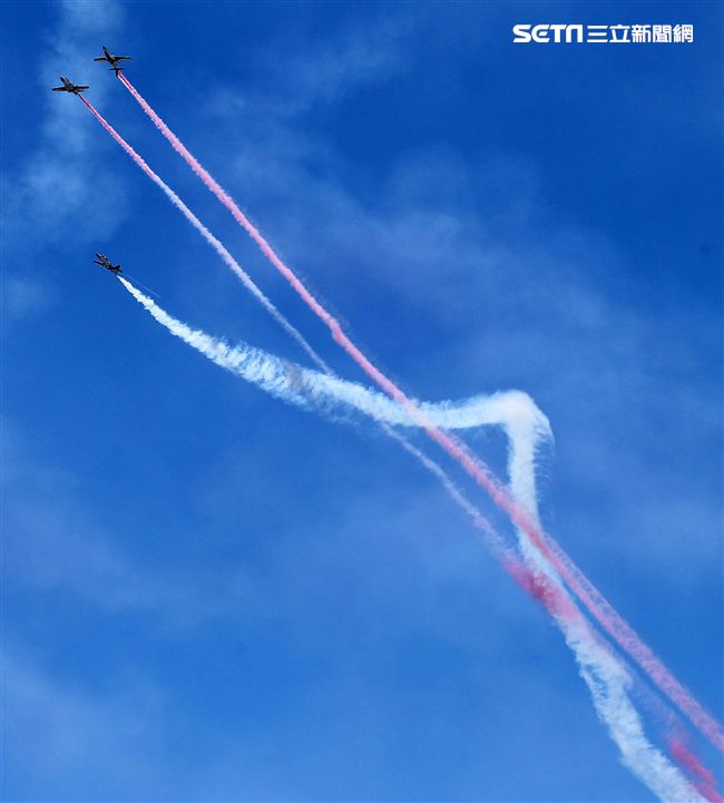 107空軍國防知性之旅營區開放台東志航基地登場，雷虎小組特技表演壓軸搭配彩色煙霧將藍天為畫布，呈現不同精采的畫面。（記者邱榮吉/台東拍攝）