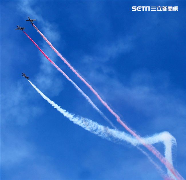107空軍國防知性之旅營區開放台東志航基地登場，雷虎小組特技表演壓軸搭配彩色煙霧將藍天為畫布，呈現不同精采的畫面。（記者邱榮吉/台東拍攝）
