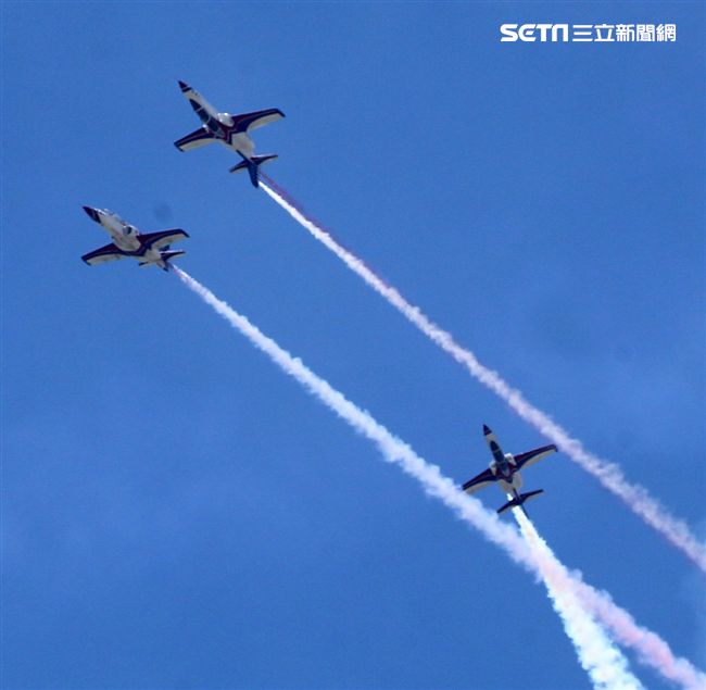 107空軍國防知性之旅營區開放台東志航基地登場，雷虎小組特技表演壓軸搭配彩色煙霧將藍天為畫布，呈現不同精采的畫面。（記者邱榮吉/台東拍攝）