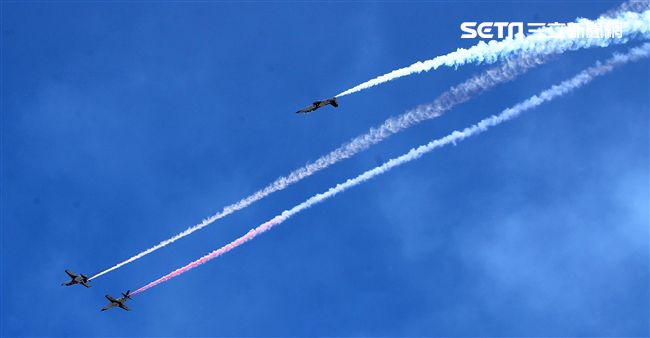 107空軍國防知性之旅營區開放台東志航基地登場，雷虎小組特技表演壓軸搭配彩色煙霧將藍天為畫布，呈現不同精采的畫面。（記者邱榮吉/台東拍攝）
