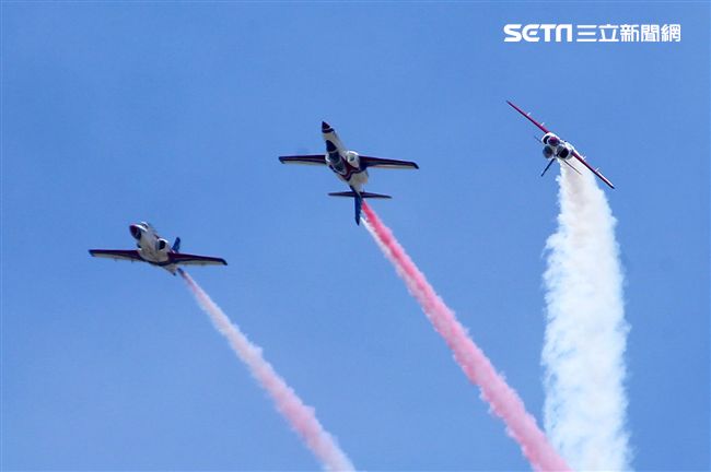 107空軍國防知性之旅營區開放台東志航基地登場，雷虎小組特技表演壓軸搭配彩色煙霧將藍天為畫布，呈現不同精采的畫面。（記者邱榮吉/台東拍攝）