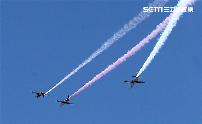 107空軍國防知性之旅營區開放台東志航基地登場，雷虎小組特技表演壓軸搭配彩色煙霧將藍天為畫布，呈現不同精采的畫面。（記者邱榮吉/台東拍攝）