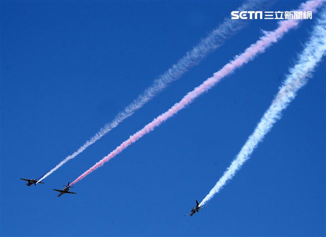 107空軍國防知性之旅營區開放台東志航基地登場，雷虎小組特技表演壓軸搭配彩色煙霧將藍天為畫布，呈現不同精采的畫面。（記者邱榮吉/台東拍攝）