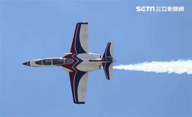 107空軍國防知性之旅營區開放台東志航基地登場，雷虎小組特技表演壓軸搭配彩色煙霧將藍天為畫布，呈現不同精采的畫面。（記者邱榮吉/台東拍攝）