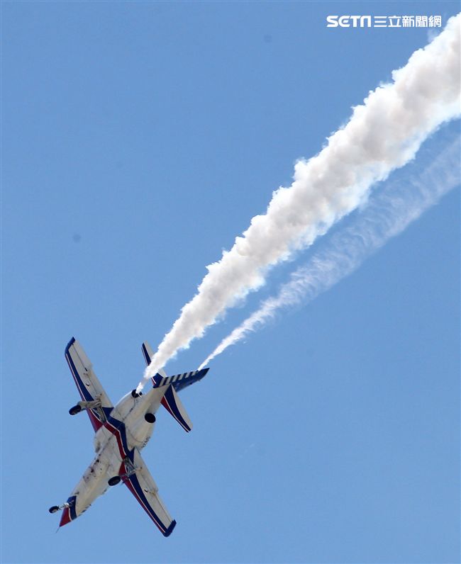 107空軍國防知性之旅營區開放台東志航基地登場，雷虎小組特技表演壓軸搭配彩色煙霧將藍天為畫布，呈現不同精采的畫面。（記者邱榮吉/台東拍攝）