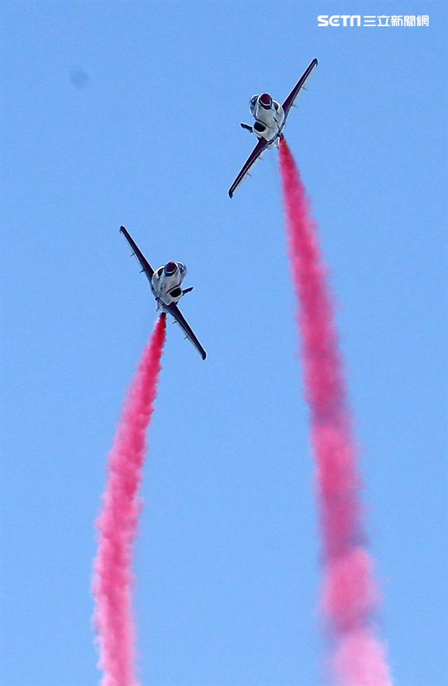 107空軍國防知性之旅營區開放台東志航基地登場，雷虎小組特技表演壓軸搭配彩色煙霧將藍天為畫布，呈現不同精采的畫面。（記者邱榮吉/台東拍攝）