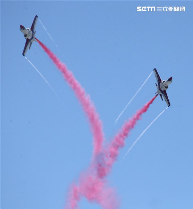 107空軍國防知性之旅營區開放台東志航基地登場，雷虎小組特技表演壓軸搭配彩色煙霧將藍天為畫布，呈現不同精采的畫面。（記者邱榮吉/台東拍攝）