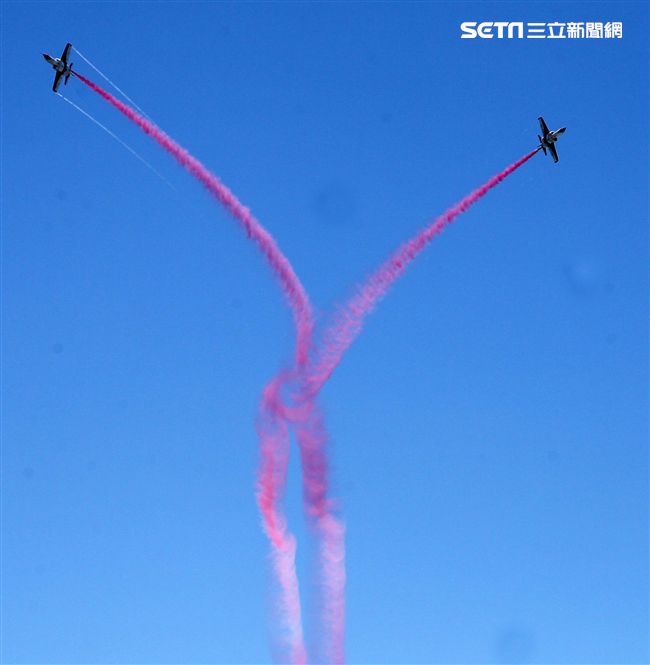 107空軍國防知性之旅營區開放台東志航基地登場，雷虎小組特技表演壓軸搭配彩色煙霧將藍天為畫布，呈現不同精采的畫面。（記者邱榮吉/台東拍攝）