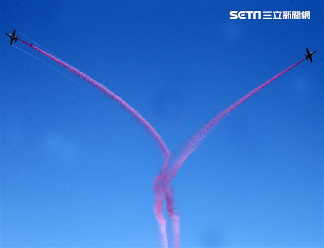 107空軍國防知性之旅營區開放台東志航基地登場，雷虎小組特技表演壓軸搭配彩色煙霧將藍天為畫布，呈現不同精采的畫面。（記者邱榮吉/台東拍攝）