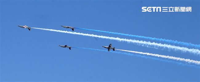 107空軍國防知性之旅營區開放台東志航基地登場，雷虎小組特技表演壓軸搭配彩色煙霧將藍天為畫布，呈現不同精采的畫面。（記者邱榮吉/台東拍攝）
