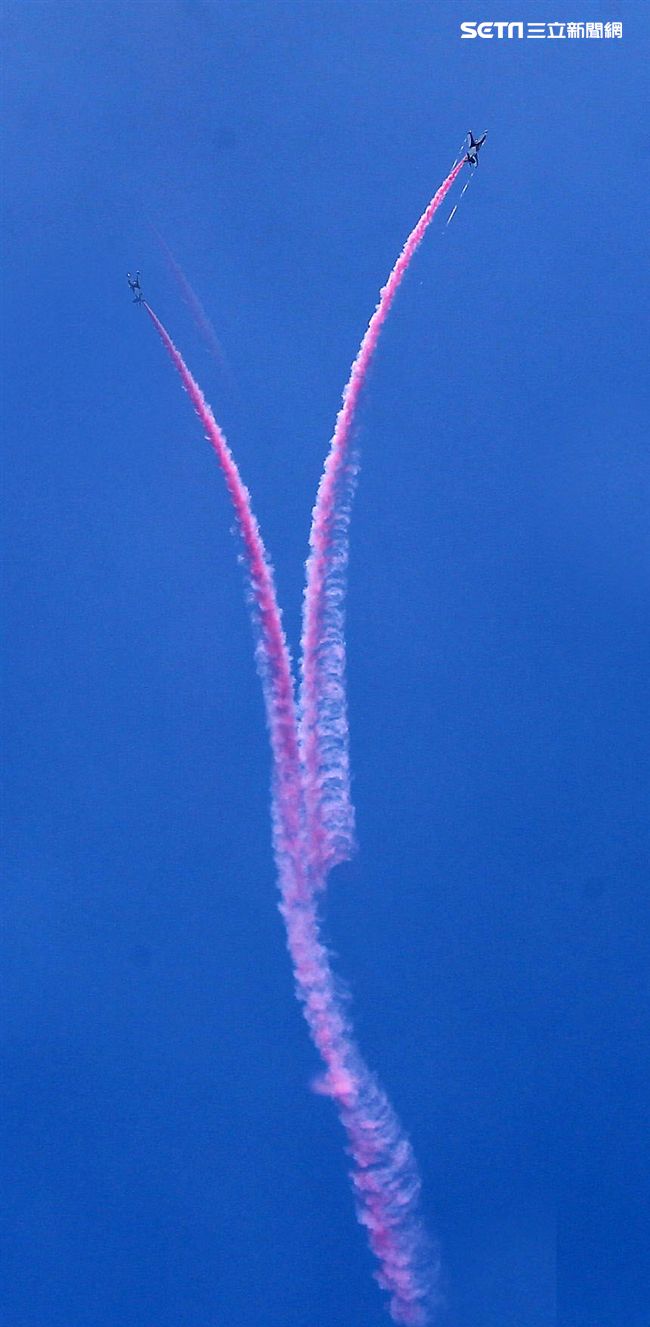 107空軍國防知性之旅營區開放台東志航基地登場，雷虎小組特技表演壓軸搭配彩色煙霧將藍天為畫布，呈現不同精采的畫面。（記者邱榮吉/台東拍攝）