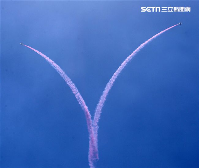 107空軍國防知性之旅營區開放台東志航基地登場，雷虎小組特技表演壓軸搭配彩色煙霧將藍天為畫布，呈現不同精采的畫面。（記者邱榮吉/台東拍攝）