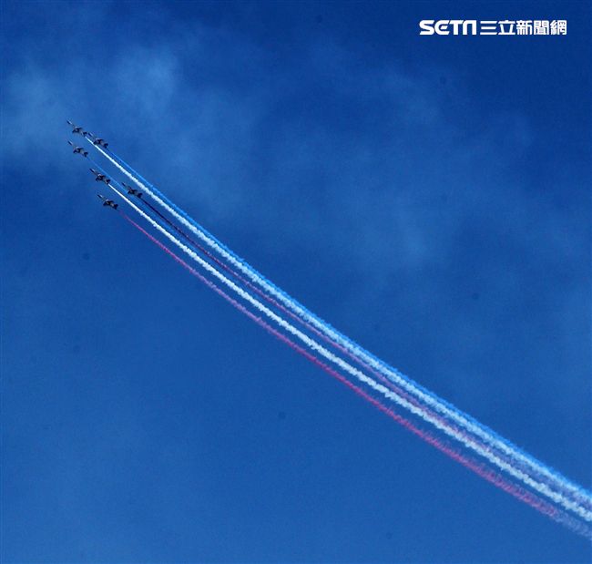 107空軍國防知性之旅營區開放台東志航基地登場，雷虎小組特技表演壓軸搭配彩色煙霧將藍天為畫布，呈現不同精采的畫面。（記者邱榮吉/台東拍攝）