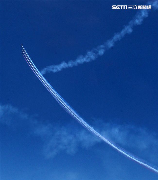 107空軍國防知性之旅營區開放台東志航基地登場，雷虎小組特技表演壓軸搭配彩色煙霧將藍天為畫布，呈現不同精采的畫面。（記者邱榮吉/台東拍攝）