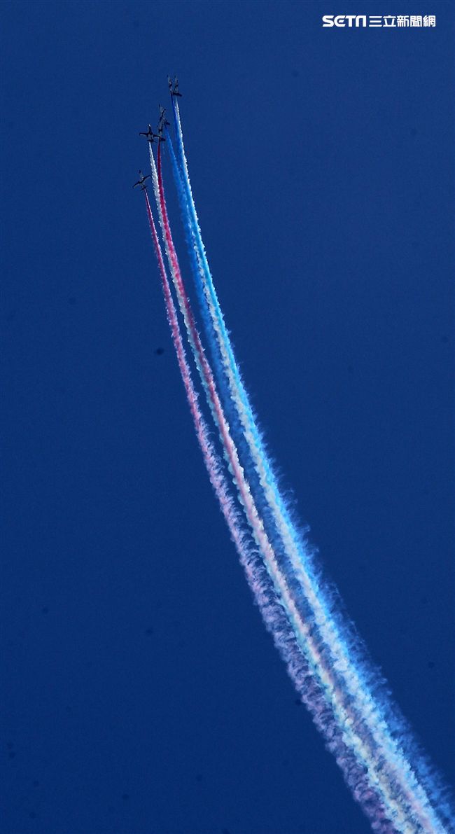 107空軍國防知性之旅營區開放台東志航基地登場，雷虎小組特技表演壓軸搭配彩色煙霧將藍天為畫布，呈現不同精采的畫面。（記者邱榮吉/台東拍攝）