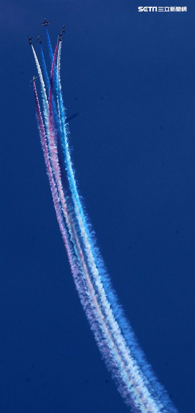 107空軍國防知性之旅營區開放台東志航基地登場，雷虎小組特技表演壓軸搭配彩色煙霧將藍天為畫布，呈現不同精采的畫面。（記者邱榮吉/台東拍攝）