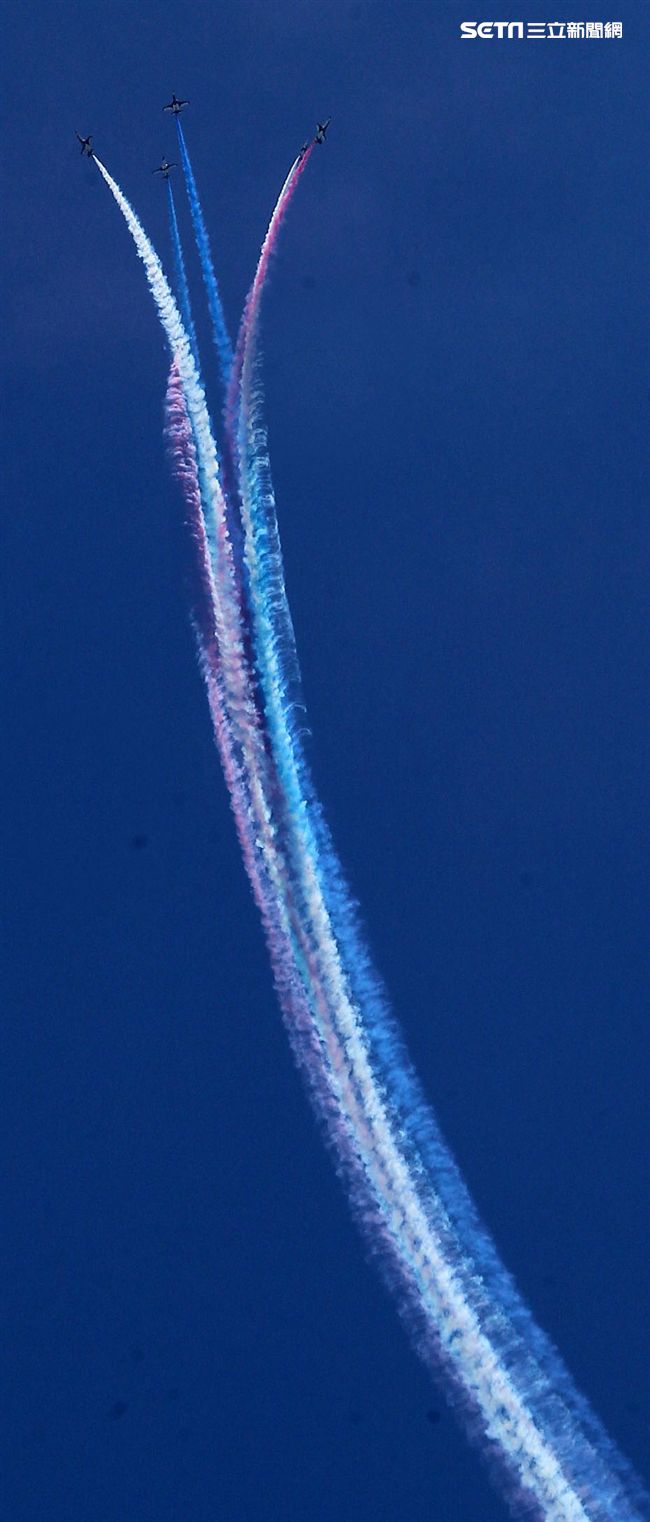 107空軍國防知性之旅營區開放台東志航基地登場，雷虎小組特技表演壓軸搭配彩色煙霧將藍天為畫布，呈現不同精采的畫面。（記者邱榮吉/台東拍攝）