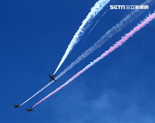 107空軍國防知性之旅營區開放台東志航基地登場，雷虎小組特技表演壓軸搭配彩色煙霧將藍天為畫布，呈現不同精采的畫面。（記者邱榮吉/台東拍攝）