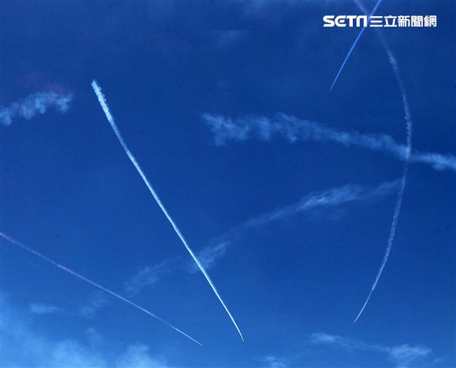 107空軍國防知性之旅營區開放台東志航基地登場，雷虎小組特技表演壓軸搭配彩色煙霧將藍天為畫布，呈現不同精采的畫面。（記者邱榮吉/台東拍攝）