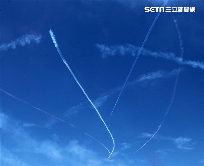 107空軍國防知性之旅營區開放台東志航基地登場，雷虎小組特技表演壓軸搭配彩色煙霧將藍天為畫布，呈現不同精采的畫面。（記者邱榮吉/台東拍攝）
