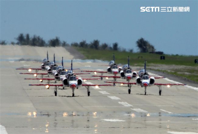 107空軍國防知性之旅營區開放台東志航基地登場，雷虎小組特技表演壓軸搭配彩色煙霧將藍天為畫布，呈現不同精采的畫面。（記者邱榮吉/台東拍攝）