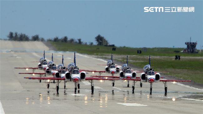 107空軍國防知性之旅營區開放台東志航基地登場，雷虎小組特技表演壓軸搭配彩色煙霧將藍天為畫布，呈現不同精采的畫面。（記者邱榮吉/台東拍攝）