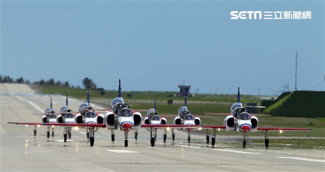 107空軍國防知性之旅營區開放台東志航基地登場，雷虎小組特技表演壓軸搭配彩色煙霧將藍天為畫布，呈現不同精采的畫面。（記者邱榮吉/台東拍攝）