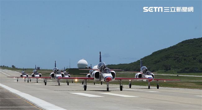 107空軍國防知性之旅營區開放台東志航基地登場，雷虎小組特技表演壓軸搭配彩色煙霧將藍天為畫布，呈現不同精采的畫面。（記者邱榮吉/台東拍攝）