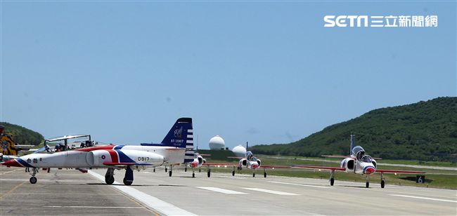 107空軍國防知性之旅營區開放台東志航基地登場，雷虎小組特技表演壓軸搭配彩色煙霧將藍天為畫布，呈現不同精采的畫面。（記者邱榮吉/台東拍攝）