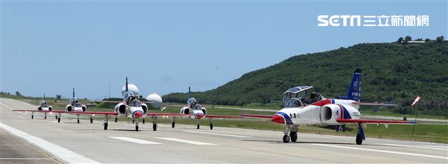 107空軍國防知性之旅營區開放台東志航基地登場，雷虎小組特技表演壓軸搭配彩色煙霧將藍天為畫布，呈現不同精采的畫面。（記者邱榮吉/台東拍攝）