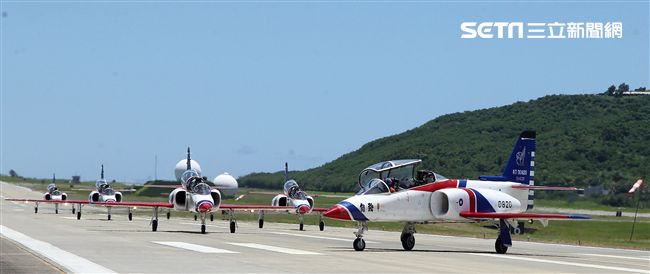107空軍國防知性之旅營區開放台東志航基地登場，雷虎小組特技表演壓軸搭配彩色煙霧將藍天為畫布，呈現不同精采的畫面。（記者邱榮吉/台東拍攝）