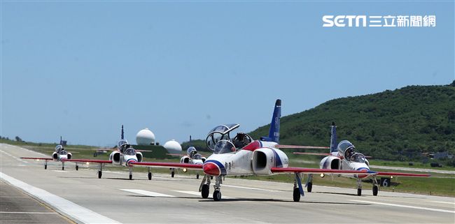 107空軍國防知性之旅營區開放台東志航基地登場，雷虎小組特技表演壓軸搭配彩色煙霧將藍天為畫布，呈現不同精采的畫面。（記者邱榮吉/台東拍攝）