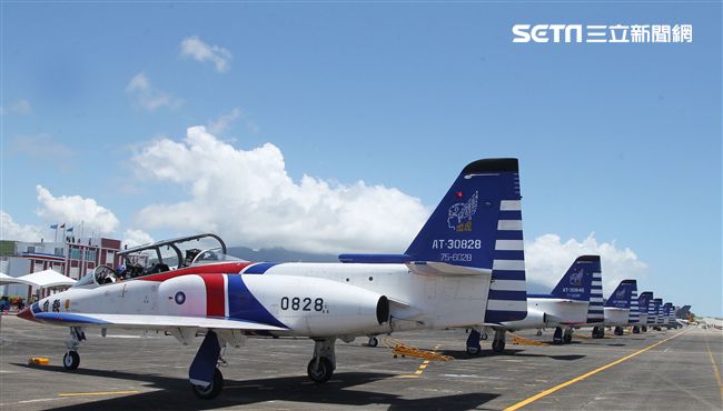 107空軍國防知性之旅營區開放台東志航基地登場，雷虎小組特技表演壓軸搭配彩色煙霧將藍天為畫布，呈現不同精采的畫面。（記者邱榮吉/台東拍攝）