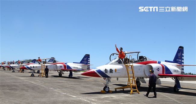 107空軍國防知性之旅營區開放台東志航基地登場，雷虎小組特技表演壓軸搭配彩色煙霧將藍天為畫布，呈現不同精采的畫面。（記者邱榮吉/台東拍攝）