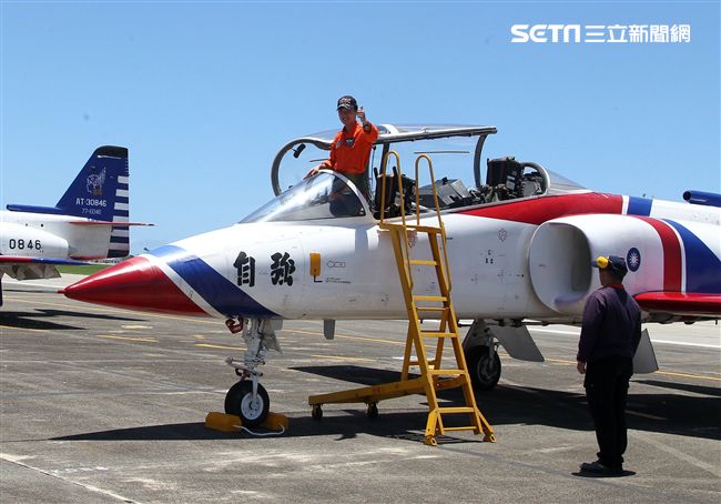 107空軍國防知性之旅營區開放台東志航基地登場，雷虎小組特技表演壓軸搭配彩色煙霧將藍天為畫布，呈現不同精采的畫面。（記者邱榮吉/台東拍攝）