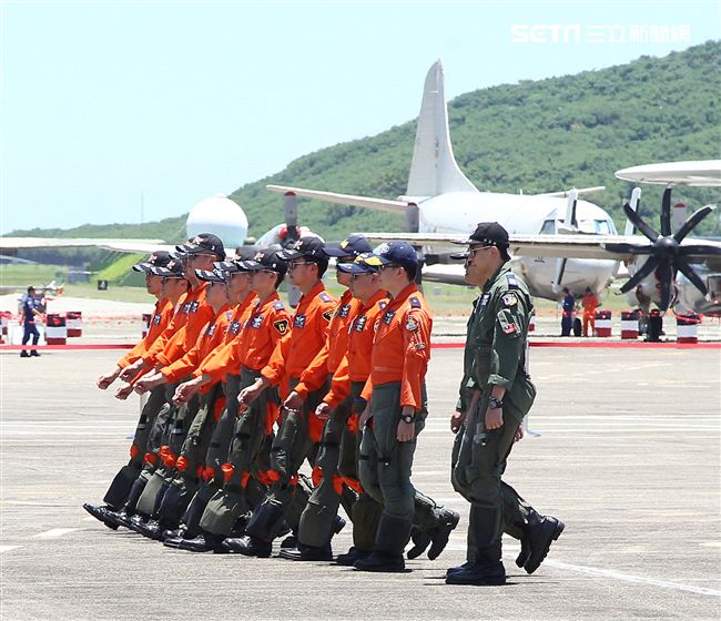 107空軍國防知性之旅營區開放台東志航基地登場，雷虎小組特技表演壓軸搭配彩色煙霧將藍天為畫布，呈現不同精采的畫面。（記者邱榮吉/台東拍攝）