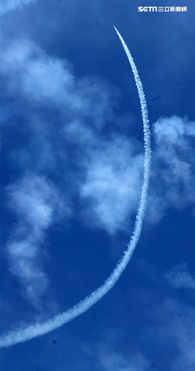 107空軍國防知性之旅營區開放台東志航基地登場，雷虎小組特技表演壓軸搭配彩色煙霧將藍天為畫布，呈現不同精采的畫面。（記者邱榮吉/台東拍攝）