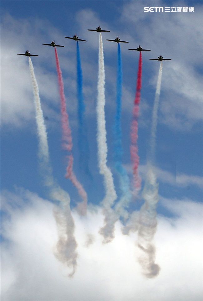 107空軍國防知性之旅營區開放台東志航基地登場，雷虎小組特技表演壓軸搭配彩色煙霧將藍天為畫布，呈現不同精采的畫面。（記者邱榮吉/台東拍攝）