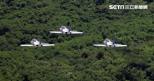 107空軍國防知性之旅營區開放台東志航基地登場，雷虎小組特技表演壓軸搭配彩色煙霧將藍天為畫布，呈現不同精采的畫面。（記者邱榮吉/台東拍攝）