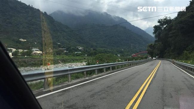 阿婆山上等嘸公車　貨車司機暖載一程