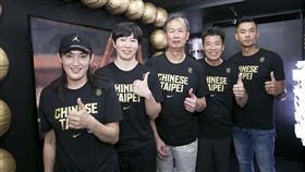 瓊斯盃40周年，傳奇球星（左起）錢薇娟、劉君儀、曾增球、林明正及陳建州。（圖／中華籃協提供）