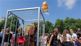 巨嬰川普氣球　飄揚倫敦上空抗議美國總統川普訪英，「川普嬰兒」氣球13日在國會前廣場施放，還有人打扮成川普猩猩，自囚牢中。中央社記者戴雅真倫敦攝　107年7月13日