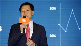小米股價飆漲　雷軍排名中國富豪榜第6中國大陸手機商小米集團9日在香港上市後，股價連日飆漲，港媒報導，其創辦人雷軍的身家因此暴漲，現已排名中國富豪榜第6位。（取自中新社）中央社　107年7月14日