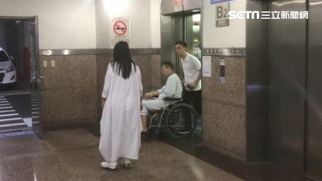 超速釀2死！富少坐輪椅首度現身